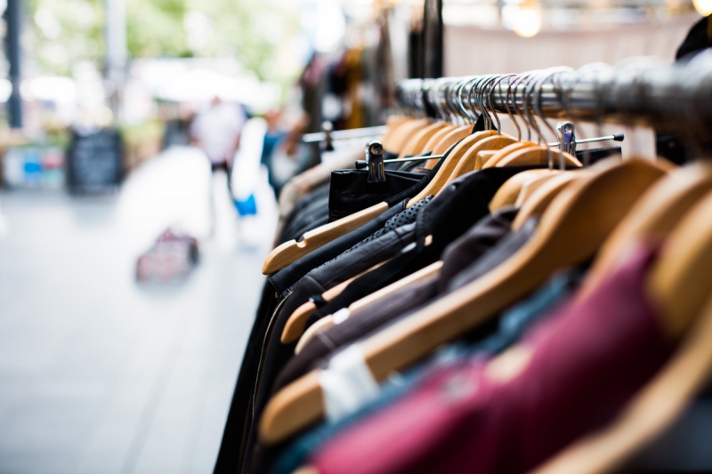 ecommerce-CANNES-min_blur_close_up_focus_hanger_jacket_market_people_rack-1176303