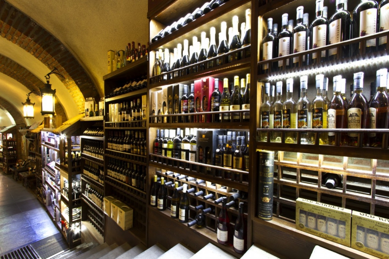 ecommerce-CANNES-min_world_street_travel_shop_canon_georgia_wine_bottles-429767